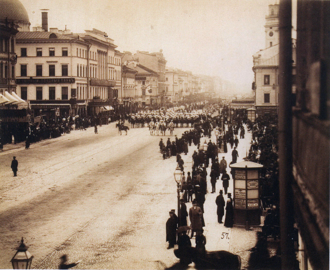 Перевоз регалий из Москвы в Петербург. Процессия на Невском проспекте в районе костела Св. Екатерины,1883