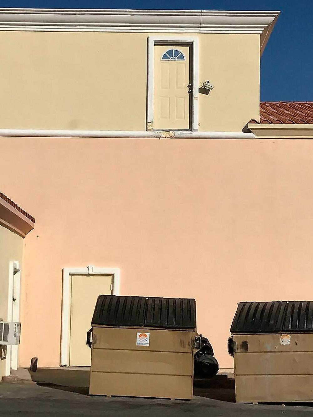 Дверь в промышленной зоне