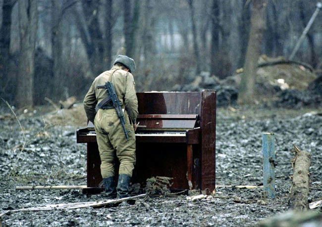 Русский солдат играет на брошенном пианино (Чечня, 1994 г.) подборка фото, хорошие фото, эмоции