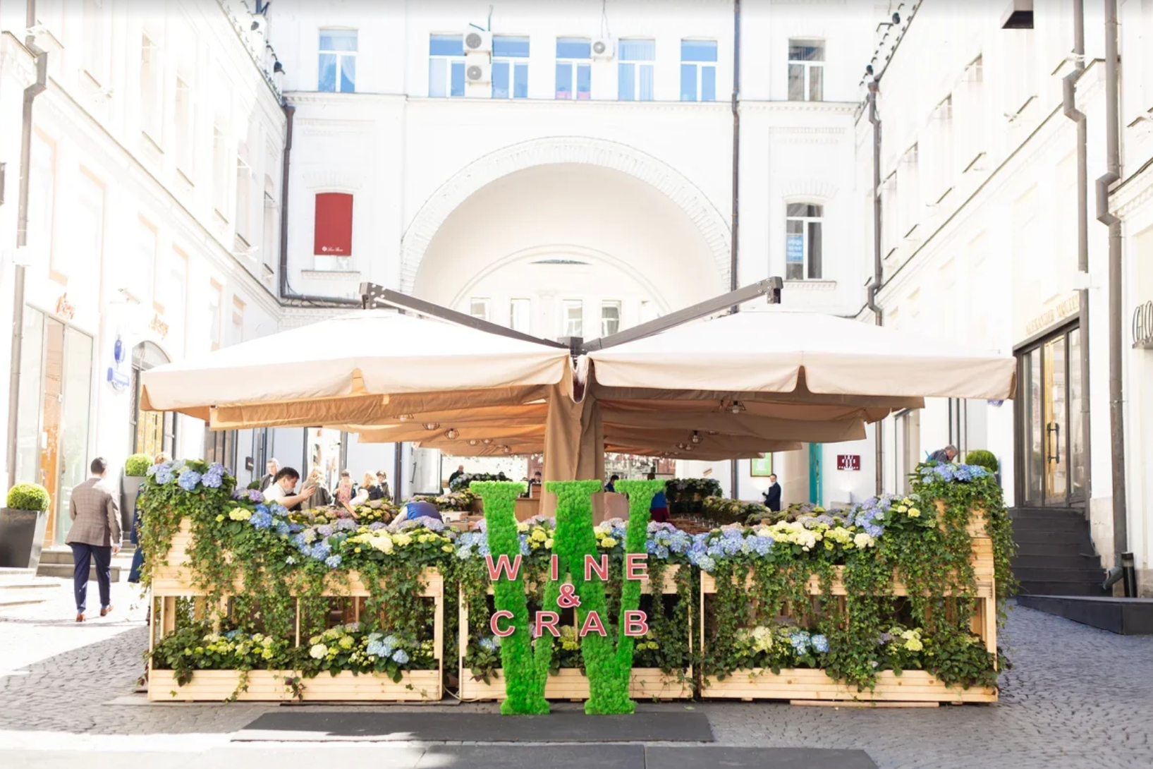 Крабы и вино ресторан москва. Ресторан Wine and Crab веранда. Wine and Crab Барвиха. Вино и Крабы ресторан на Никольской.