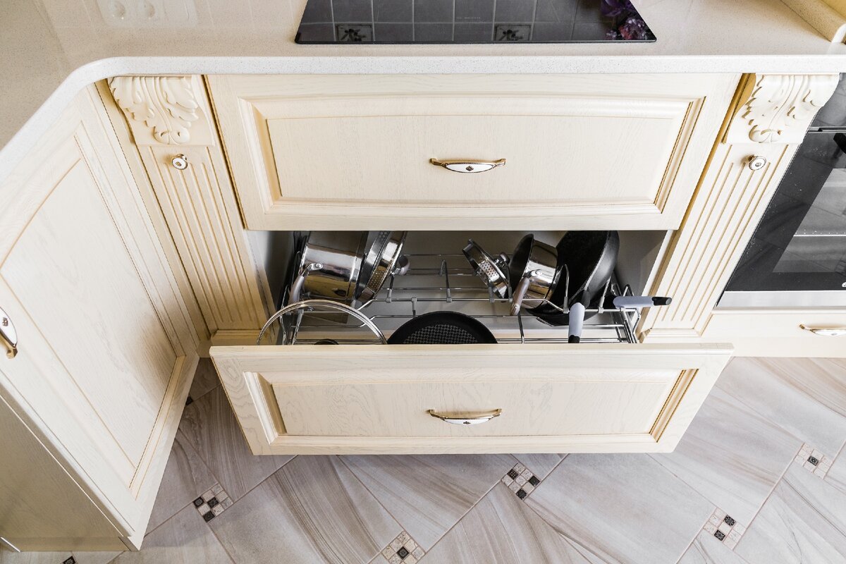 Во всем не стандарт: от конфигурации до цвета. Солнечная изысканная кухня с фасадом из массива дуба и шикарной столешницей идеи для дома,интерьер и дизайн,кухня