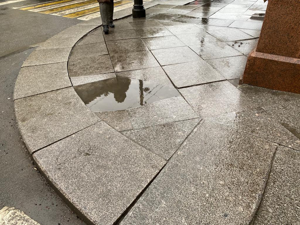 петербург тротуары. пешеход на тротуаре. улица петербурга тротуары. питер пешеходные дорожки. неровные тротуары питер.