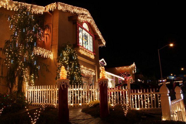 Световые решения для украшения загородного дома на Новый год можно, использовать, специальные, фигурки, купить, нужно, эффект, улице, например, периметру, гирлянды, создать, вдоль, чтобы, украшать, украшения, освещение, светодиодные, светящиеся, которые