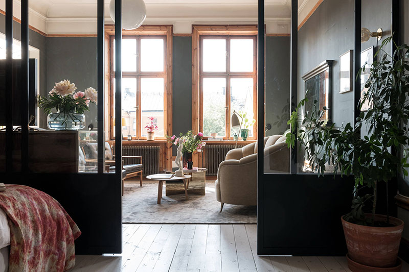 Скандинавия, которая удивляет: необычная однокомнатная квартира в Стокгольме Скандинавия, которая удивляет: необычная однокомнатная квартира в Стокгольме арт-деко,дизайн,интерьер,квартира,малометражка,Скандинавский стиль,стеклянная перегородка,темные тона