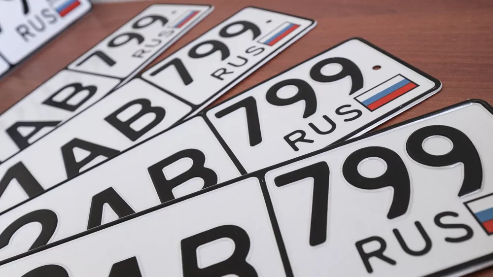 «Ъ»: российский флаг станет обязательным для автомобильных номерных знаков