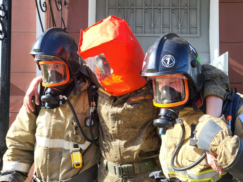 Сотрудники МЧС России отработали навыки тушения пожара на территории Академии РХБ защиты