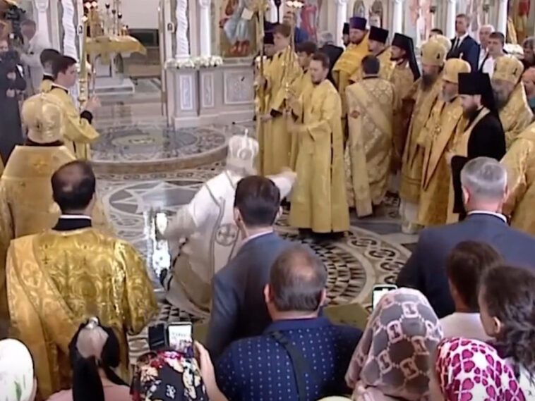 Падение Патриарха Кирилл во время литургии попало на видео (ВИДЕО)