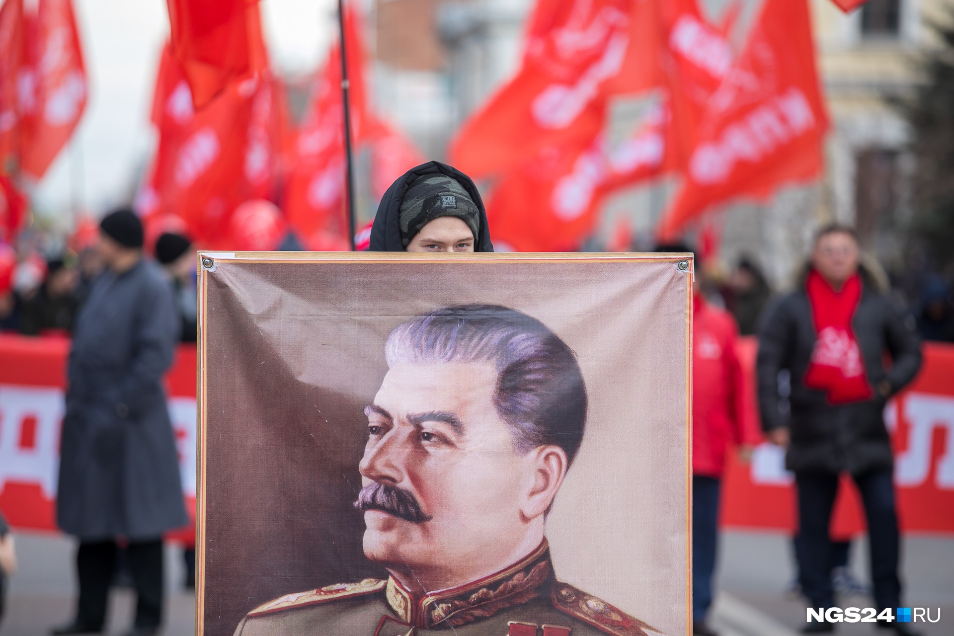 Что такое коммунист. Бэбэй коммунист. Демонстранты коммунисты Сталин. Прическа коммуниста. Как выглядят коммунисты.