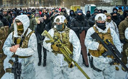 На фото: добровольцы Бригады территориальной обороны Киева ждут военных учений на окраине города