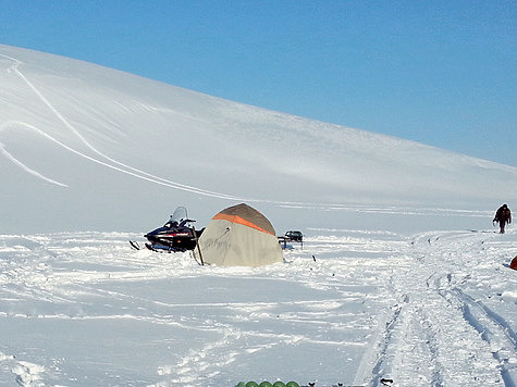 Маленький городок из палаток на бескрайней снежной пустыне зимнего озера. Фото: Геннадий Шеляг.
