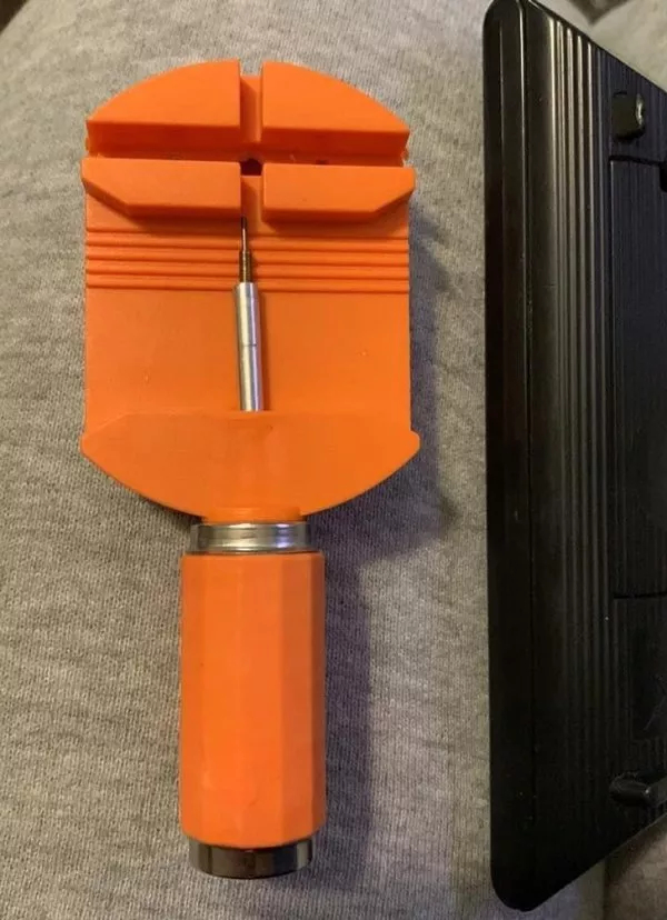 На этой штуке нет никаких маркировок или чисел. Сделана из металла и пластика. Металлическая часть вкручена в ручку