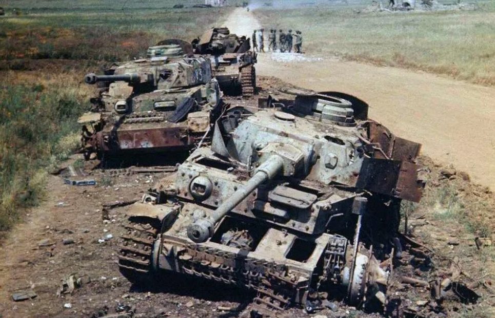 Колонна подбитый немецких танков. Фото в цвете
