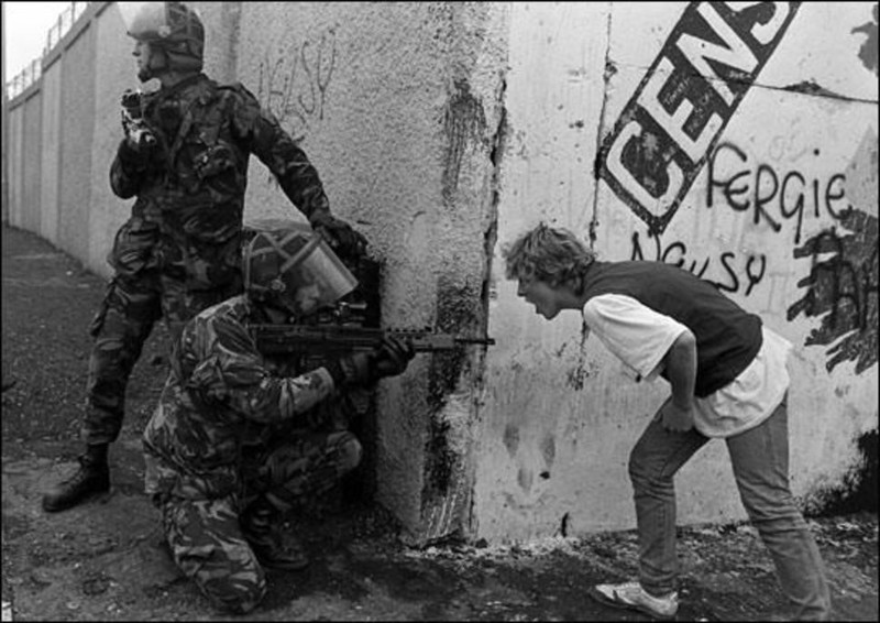 Ирландский подросток кричит на британских солдат во время беспорядков в Северной Ирландии подборка фото, хорошие фото, эмоции