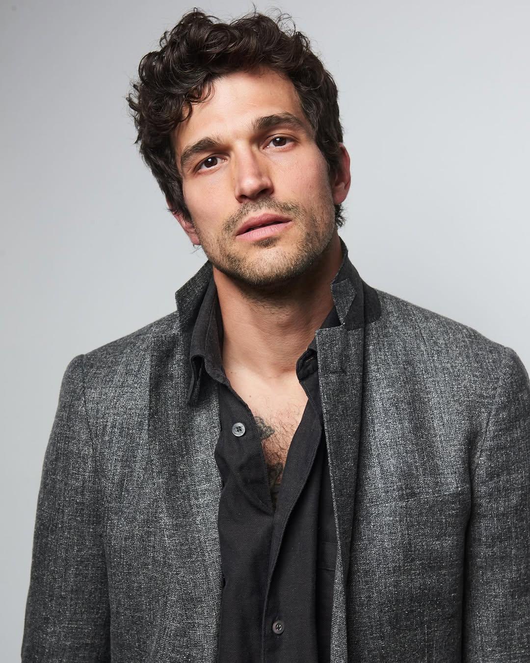 Получил первую роль в 37 и взял фамилию жены: 4 факта о звезде сериала «Американская история любви» Поле Энтони Келли Келли, Джона, Кэролин, также, одном, несколько, Кеннеди, Энтони, получил, история, чтобы, Однако, известно, родился, выбрали, тысячи, актера, актером, везде, более