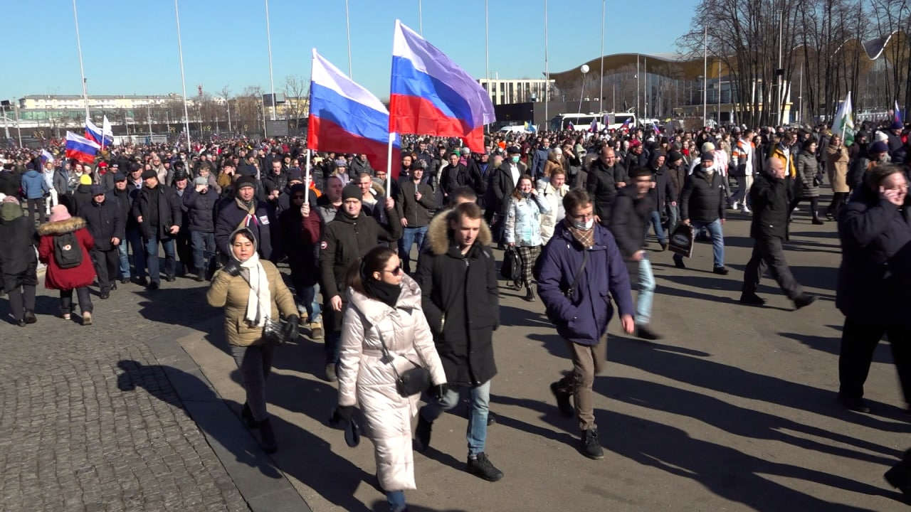 Участники митинга концерта. Митинг. Народ на митинге. Митинг на стадионе. Митинг за Путина.