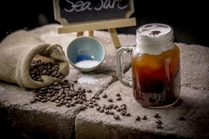 Некоторые ошибочно полагают, что кофе и соль не совместимы. |Фото: digs.net.