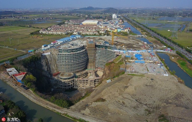 В Китае архитекторы решили построить многоэтажный отель в отработанном 80-метровом карьере Отель, архитектор, карьер, китай, многоэтажный, построить