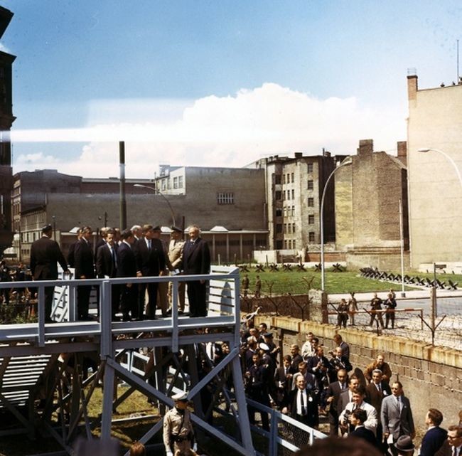 Президент США Джон Кеннеди осматривает берлинскую стену, 1963 год, ФРГ было, история, фото