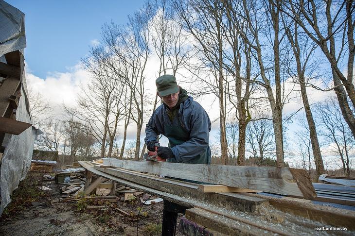«Вложил сюда все свои сбережения». Как один человек возрождает деревню на Голубых озерах 