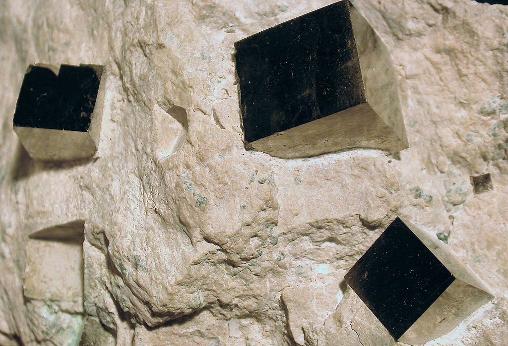 1024px-Pyrite-cubes.jpg