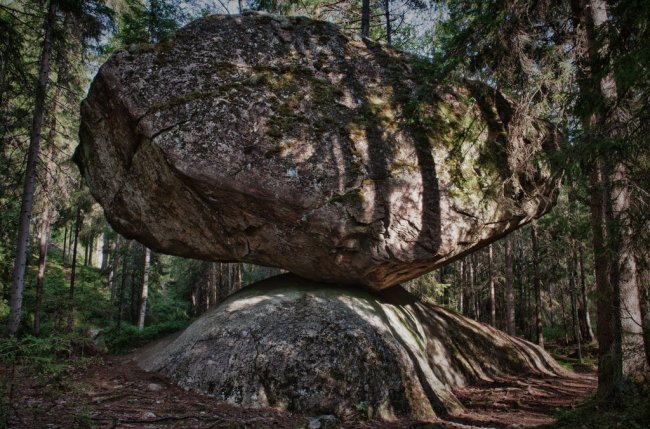 Kummakivi - огромный обломок скалы, лежащий на округлом валуне (6 фото)