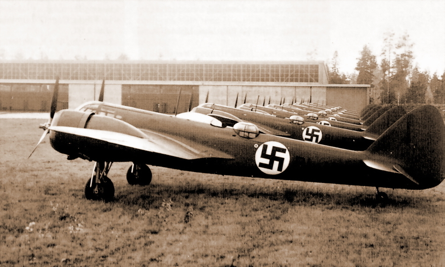 ​Бомбардировщики «Бленхейм» Mk.I из состава 46-й эскадрильи 4-го авиаполка ВВС Финляндии, октябрь 1938 года. На переднем плане тот самый самолет с номером BL-106, записанный как сбитый звену старшего лейтенанта Муразанова. В действительности самолёт проживёт очень долгую жизнь и будет списан только в декабре 1958 года с налётом более 2000 часов - «Коллективный ас» в боях над Ладожским озером | Warspot.ru