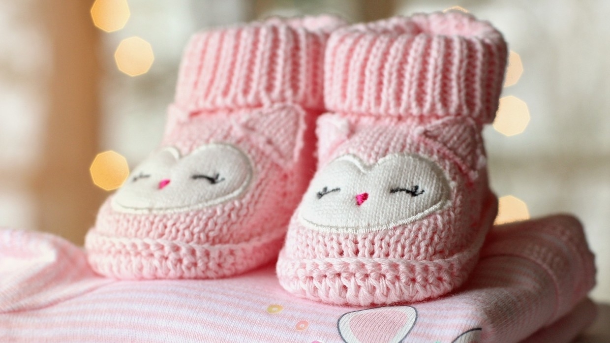 Бортпроводники приняли роды у жительницы Афганистана во время эвакуационного рейса