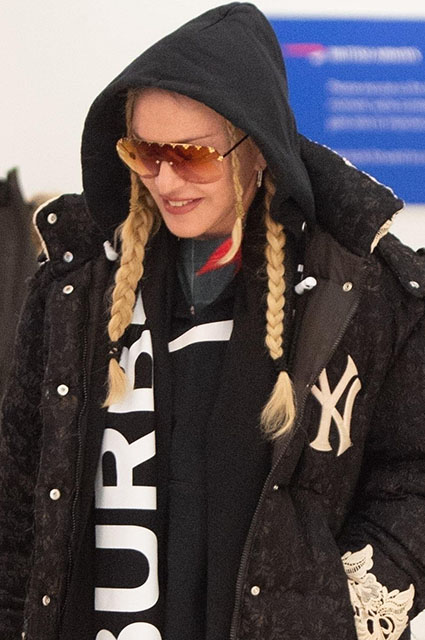 Снова блондинка: Мадонна в объемном пуховике в аэропорту Нью-Йорка звездный стиль