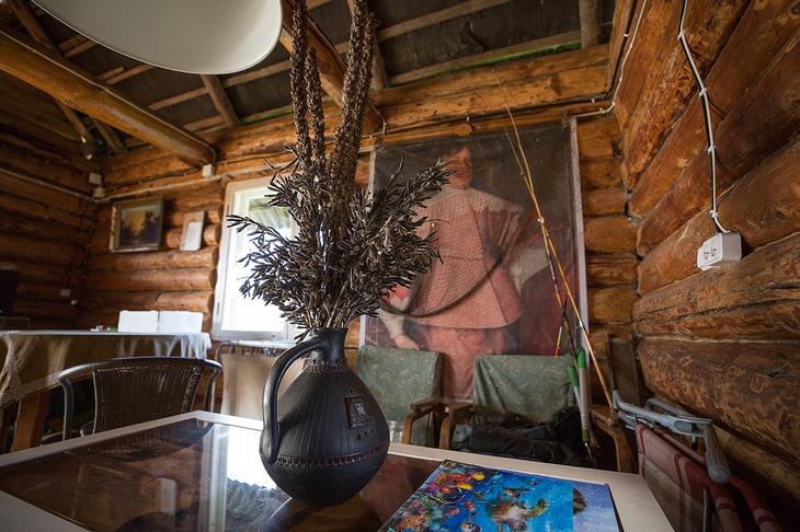 «Вложил сюда все свои сбережения». Как один человек возрождает деревню на Голубых озерах 