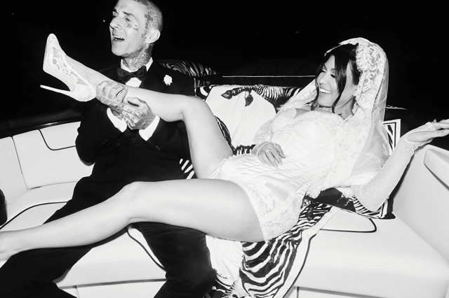 Кортни Кардашьян и Трэвис Баркер поделились новыми фото со свадьбы. Бывшая жена музыканта выставила на аукцион обручальное кольцо Звездные пары