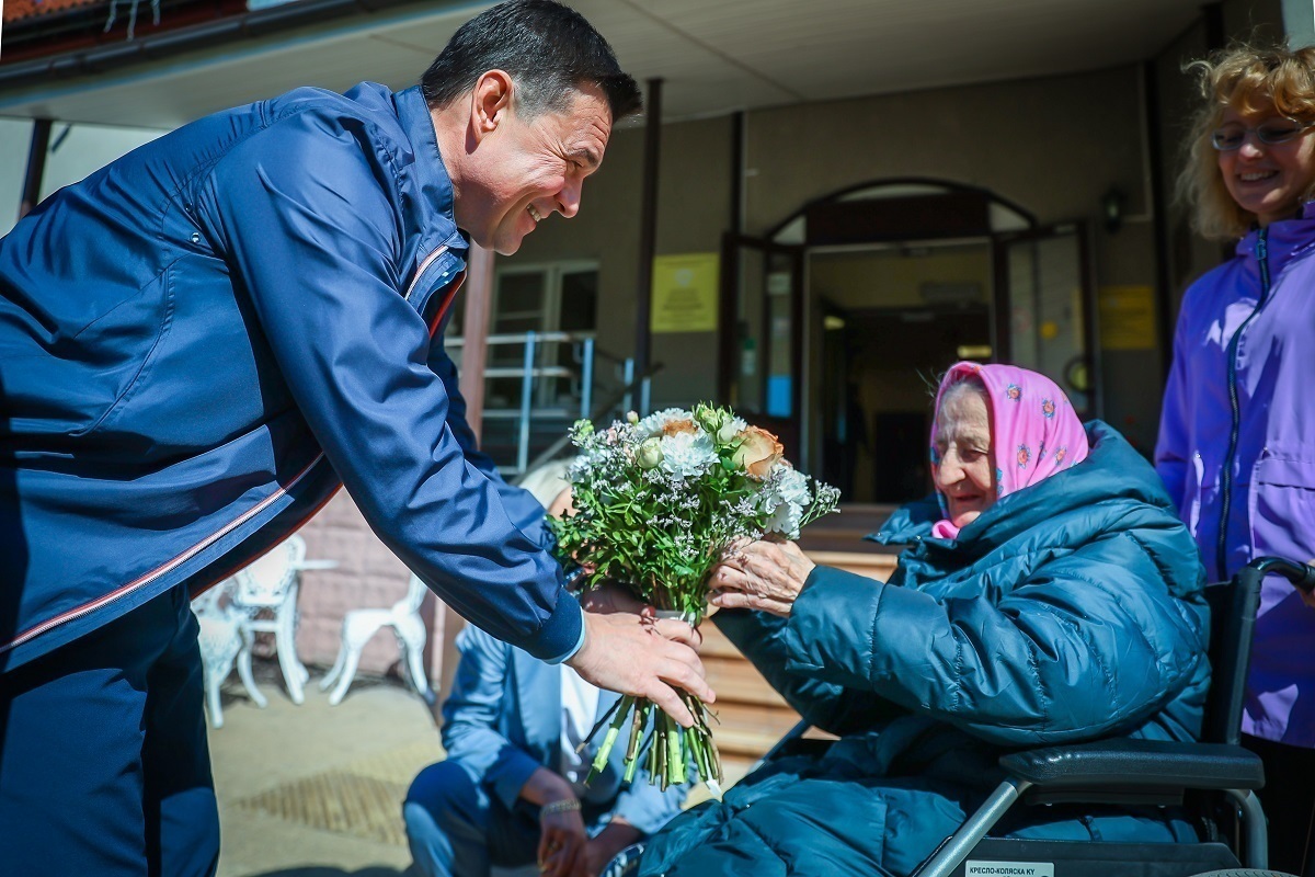 Андрей Воробьев поздравил с Первомаем жителей пансионата для пожилых людей в Черноголовке