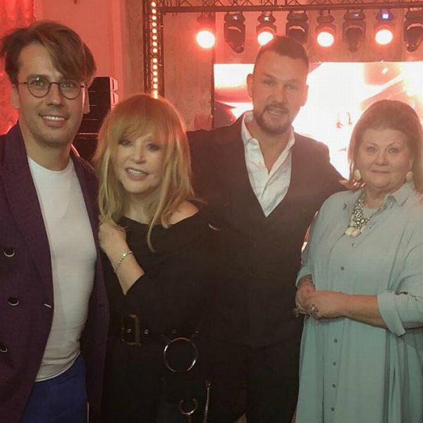 Затмила всех и подарила кольцо: Алла Пугачева в шикарном платье от души развлеклась на юбилее Муравьевой Затмила всех и подарила кольцо: Алла Пугачева в шикарном платье от души развлеклась на юбилее Муравьевой