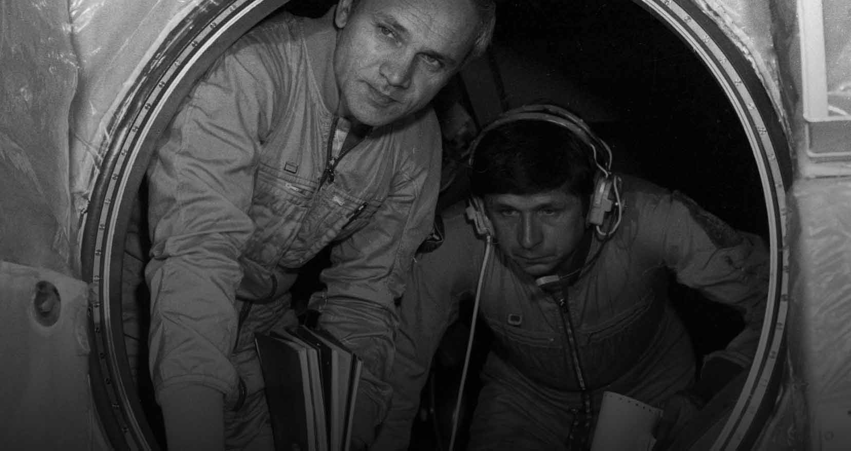 Станция салют 7 1985 год. Джанибеков салют 7. Салют 7 космонавты Джанибеков и Савиных. Салют 7 Джанибеков Савиных.