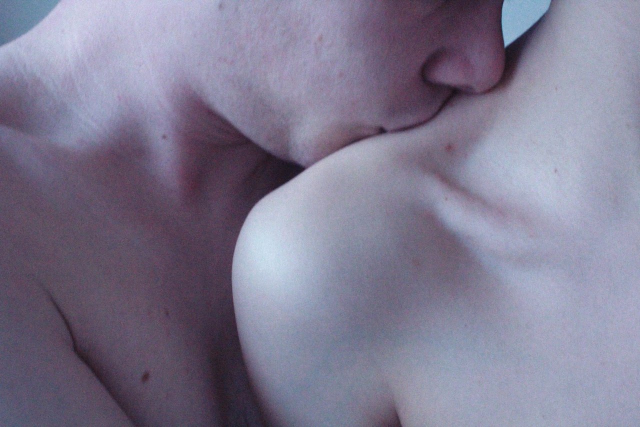 Целование груди. Поцелуй в шею. Нежный поцелуй в шею. Поцелуй в плечо. Поцелуй женской груди.