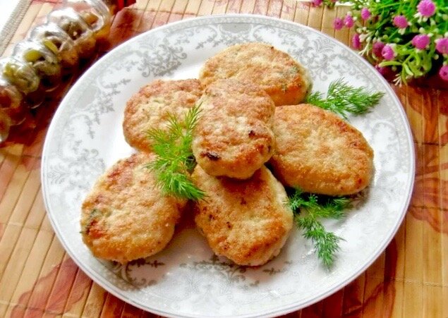 Когда финансы поют романсы. Бюджетная и очень вкусная еда нужно, минут, шницель, морковь, кастрюлю, масло, вкусу, свеклу, перемешайте, чеснок, растительное, картофель, приготовления, свекольник, добавьте, можно, мягкости, положите, затем, листья