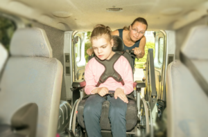 Дети-инвалиды скоро смогут ездить в машинах без автокресла