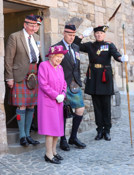 Елизавета II встретилась с премьер-министром Шотландии и посетила музей шотландских горцев Монархи,Британские монархи