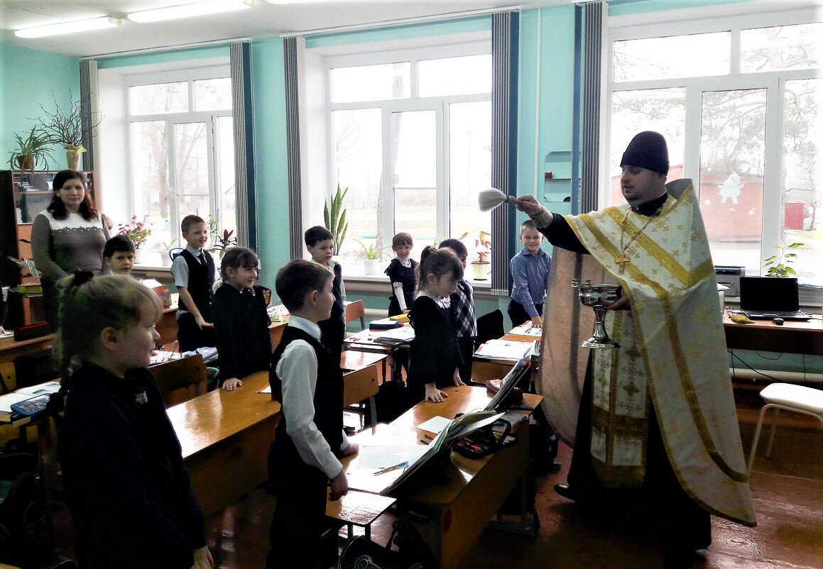 религиозное образование в школе. иерей михаил сенин. дети в православной школе. батюшка в северодвинске. религиозные уроки в школе.