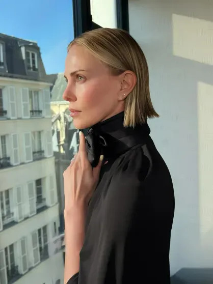 Неделя моды в Париже: Дева Кассель, Ксения Собчак, Шарлиз Терон, Ольга Карпуть и дочь Миллы Йовович на показе Dior Собчак, СобчакКсения, Карпуть, Шарлиз, Терон, Андерсон, Ольга, марта, КарпутьОльга, вуалью, кружевной, белыми, кюлотами, блузкой, 43летняя, головной, сочетала, 44летняя, ногах, фактурным