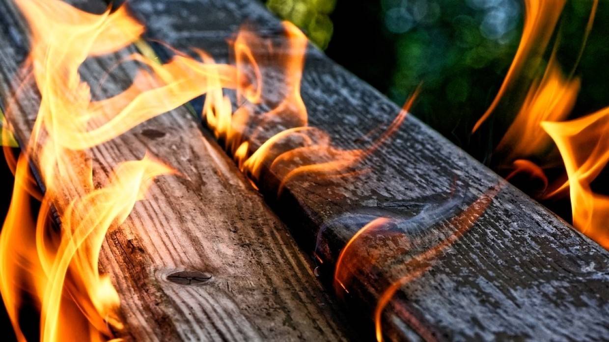 Жильцы загоревшегося в Москве дома просят о помощи