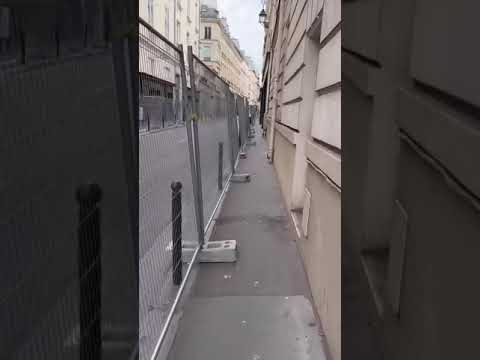 «Это похоже на тюрьму». На улицах Парижа установили 44 тысячи ограждений перед Олимпийскими играми