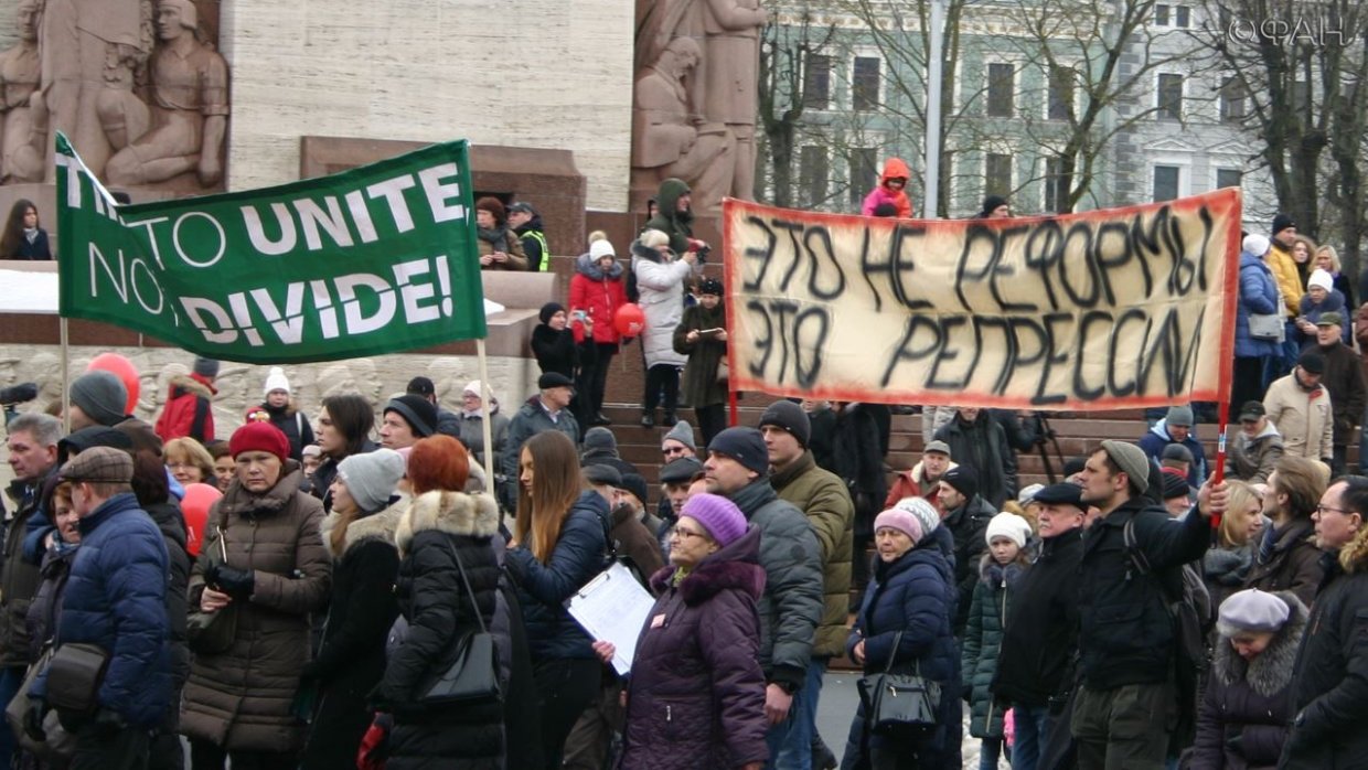 Латвии проходят митинги в защиту билингвальных школ, в которых хоть 40% предметов преподаются на русском. Рига, 10 марта 2018