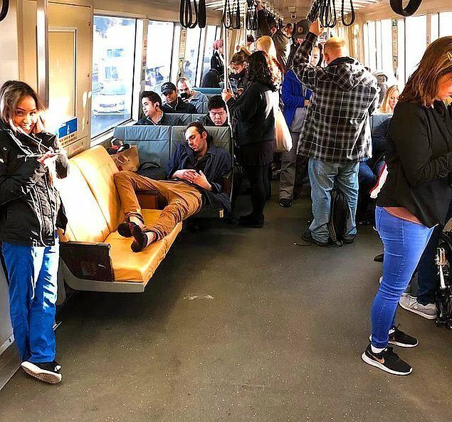 Этих людей надо срочно вывезти в лес и оставить там жить Этих людей надо срочно вывезти в лес и оставить там жить