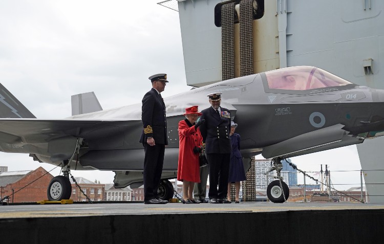 Елизавета II отдала дань уважения покойному мужу во время визита на авианосец Queen Elizabeth Елизавета II отдала дань уважения покойному мужу во время визита на авианосец Queen Elizabeth королева, Величество, корабля, время, появилась, принца, Елизавета, который, супруга, чтобы, Уинфри, авианосец, брошь, военного, Гарри, накануне, принцем, авианосца, интервью, которого