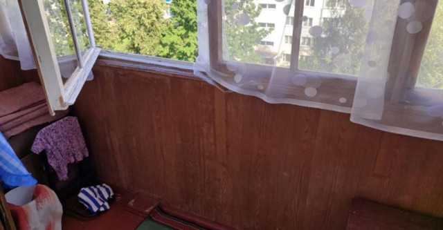 В Бобруйске работники МЧС спасли женщину, которая чуть не выпала из окна.