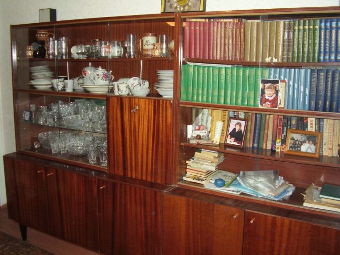 Типичная мебель со стеклянными стеллажами в советское время. /Фото: img.anews.com