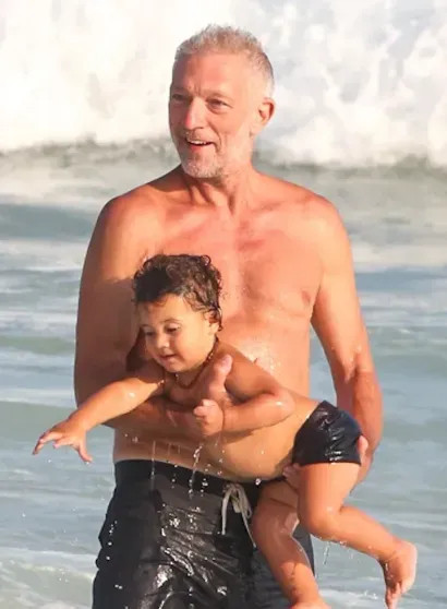 Венсана Касселя с девушкой Нарой Баптистой и подросшим сыном засняли на пляже Кассель, Баптиста, сыномВенсан, сыном, актёр, БаптистаНара, время, берегу, океана, вместе, также, актёра, Каэтано, Венсан, 59летний, женат, Беллуччи, которая, Монике, первым