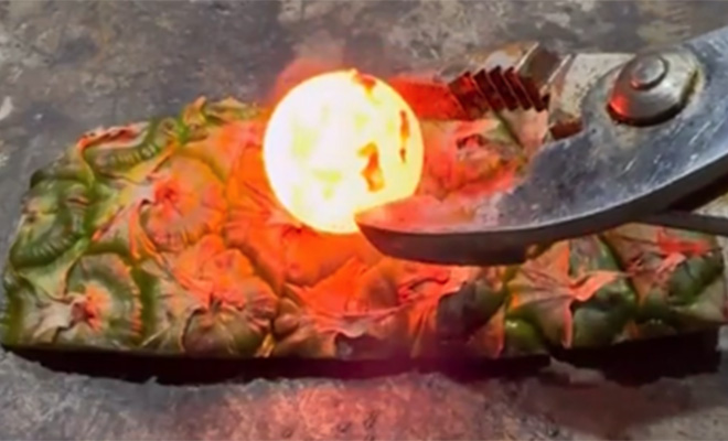 Кожура ананаса против раскаленного до 1000 градусов стального шара: плод выдерживает такую температуру. Видео