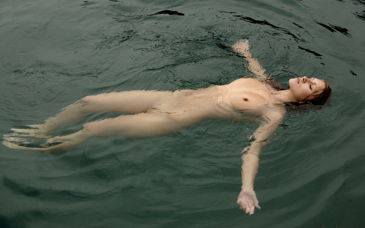 голая женщина на воде фото фото 117