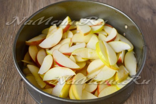 Нарезаем яблоки кусочками